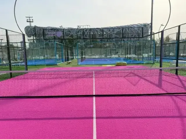 Campo de padel com relva sintética