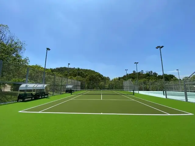 Campo de ténis com superfície sintética
