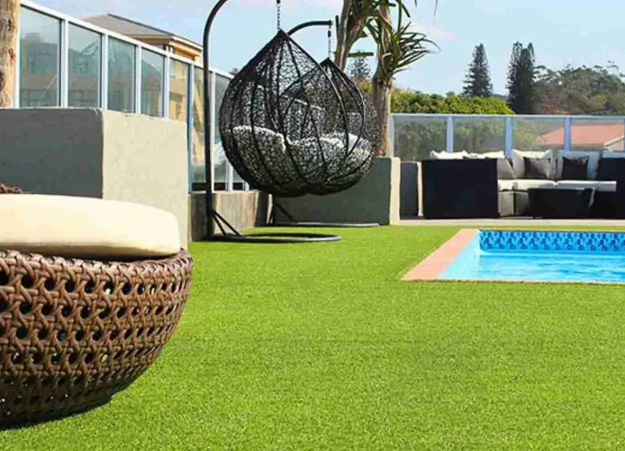 Relva sintética numa área residencial com piscina